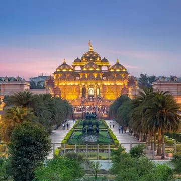 Templo Akshardham de Delhi iluminado al atardecer