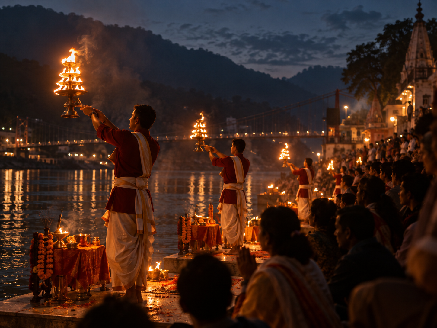 Ceremonia Ganga Aarti al anochecer en los ghats de Rishikesh