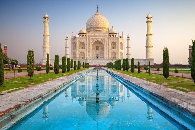 El Taj Mahal reflejado en sus jardines al amanecer